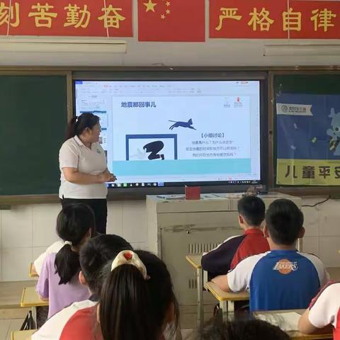 青州市志愿者协会社工站工作人员走进闵家小学