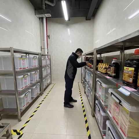 市复审办餐饮食品安全检查组对周至县临潼区餐饮单位食品安全进行第四轮督导检查