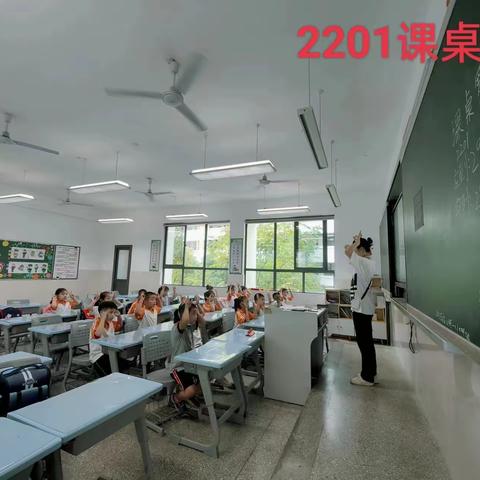 育新二小2201班课桌舞课后服务期末总结