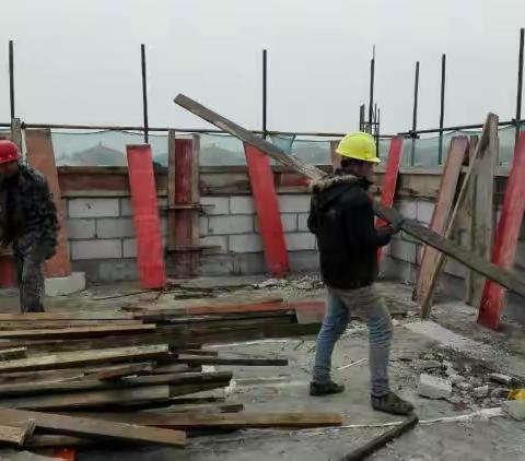 洋北小学综合楼冒雨加班促进度