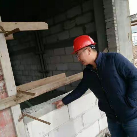 校安办徐璞同志到洋北小学工地突击检查