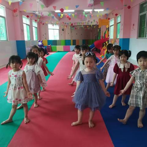 隆江育才学校幼儿园〈中一班〉庆祝六一儿童节剪影