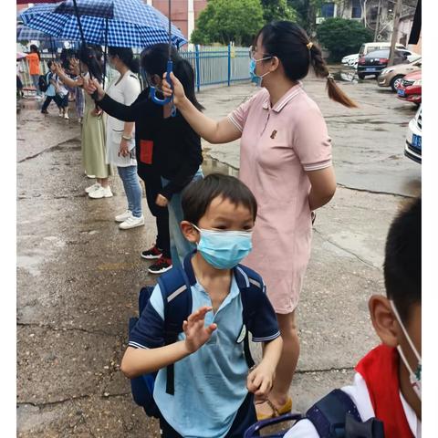 雨中“人墙” 暖心守护——星光小学为学生撑伞护行