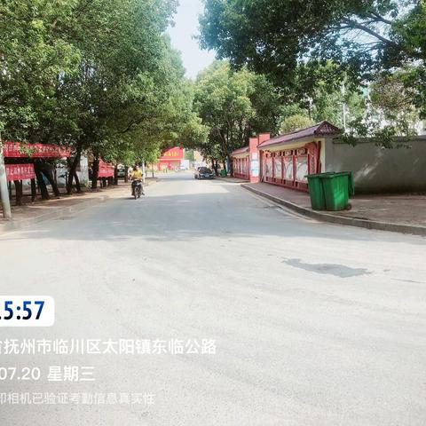 高温下的坚守：环卫工人用汗水守护城市的美丽