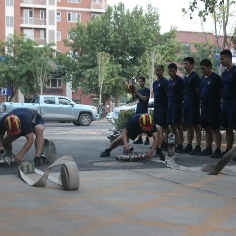 定兴县华建路消防救援站组织开展一人两盘水带连接操法训练