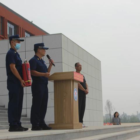 华建路消防救援站参加实验高级中学消防演练