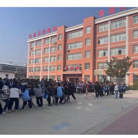 “凝聚力量，绽放精彩”—地方二中举行拔河比赛活动