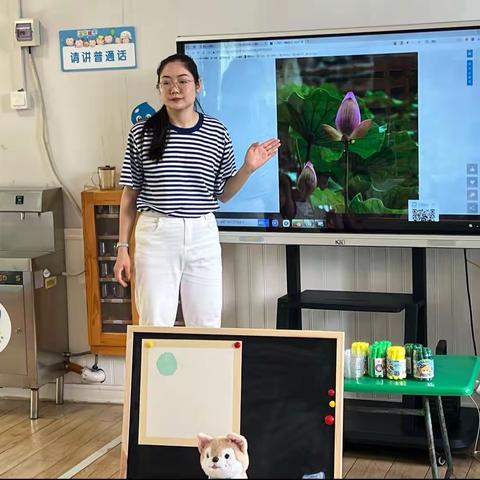 小班美术活动：绘初荷