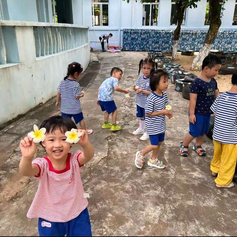小班美术活动—花瓣画，美丽的裙子