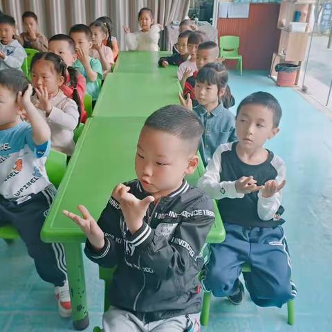 馨乐幼教学前一班——不一样的五月，不一样的我们♥