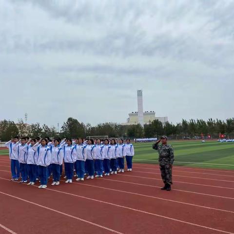 青春在磨砺中闪光---天津市双港中学高一学生军训活动报道
