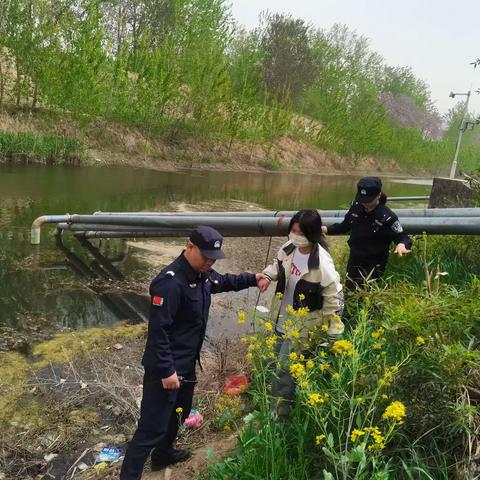 女孩因情感纠纷欲跳河，巡特警三中队民警倾情施救送其回家