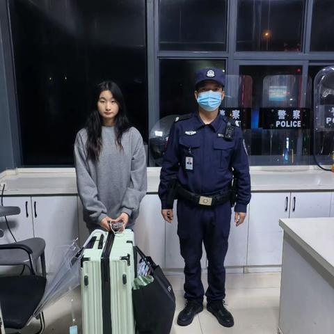 巡特警三中队民警耐心寻回书包，学生连连表示感谢