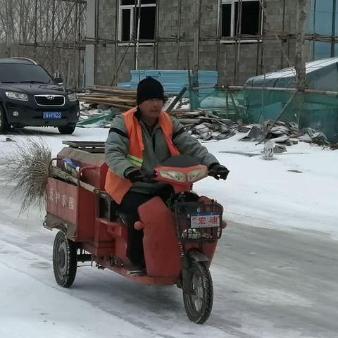 环卫工人清雪忙，守岗尽责保畅通