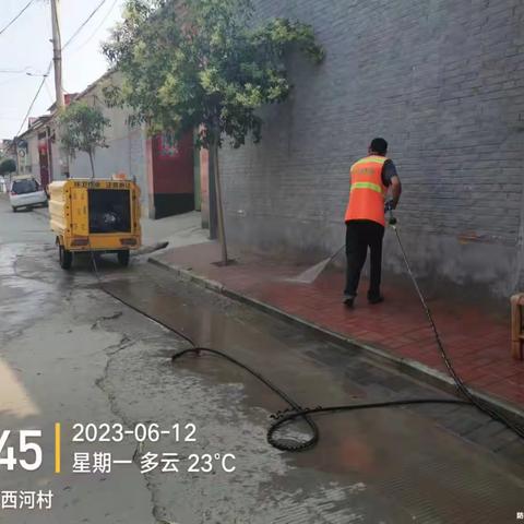 强化村庄道路扬尘精细化管理，全面推行“以克论净”。