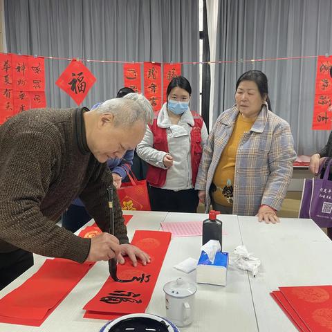 妙手写春联 欢喜迎龙年