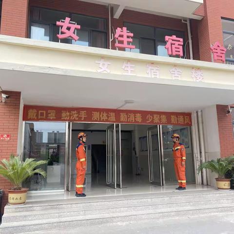 消防官兵进校园  助力学校保平安                  ——晨光小学举行消防安全演练