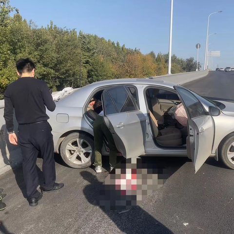 刑侦大队办案途中遇交通事故   一秒出警救援