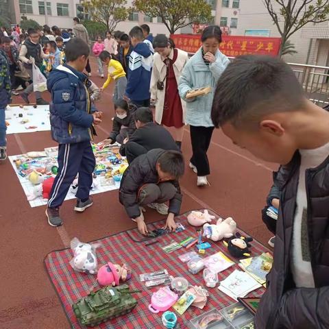 爱心传递正能量 学习雷锋好榜样——长沙县星沙盼盼中心小学225班举行义卖活动