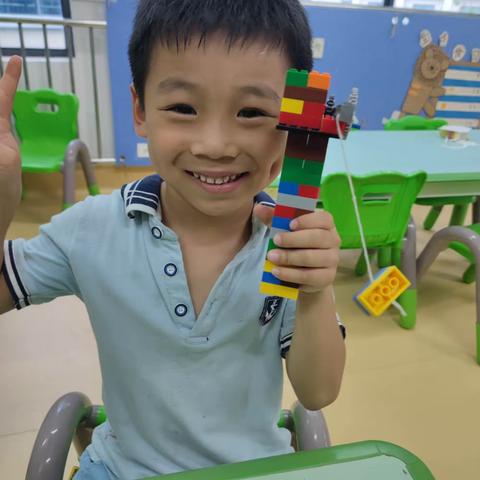 南宁市青秀区红缨幼儿园机器人第十五课——塔吊机