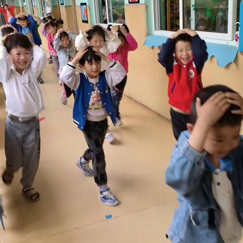 以“练”筑防，临“震”不慌——陈家坝小学附属幼儿园防震演练