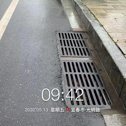 防内涝保畅通，积极疏通雨水箅子