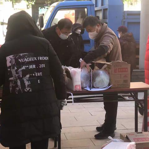 疫情下的爱心蔬菜包 打通便民“最后一百米”