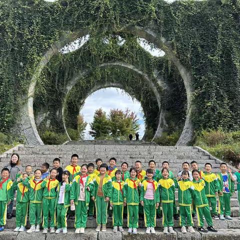 松桃六完小四（4）班2023年酉阳叠石花海、桃花源快乐研学之旅