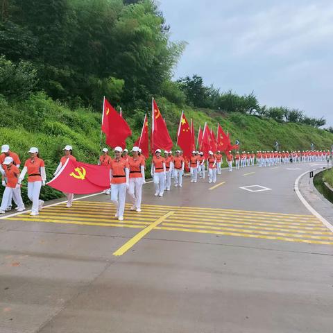 古田健步队沿湖健步庆祝中国共产党100周年华诞