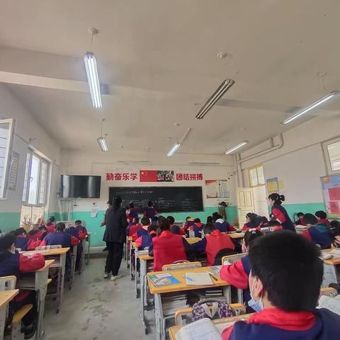 墨玉县加汗巴格乡小学“地区教育局送教下校培训活动”