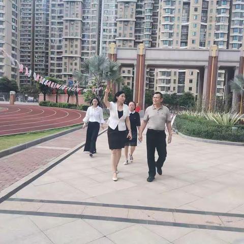 中共海口市委党史研究室开展入校送书活动