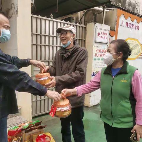 中共海口市委党史研究室符中主任带队走访慰问退休干部