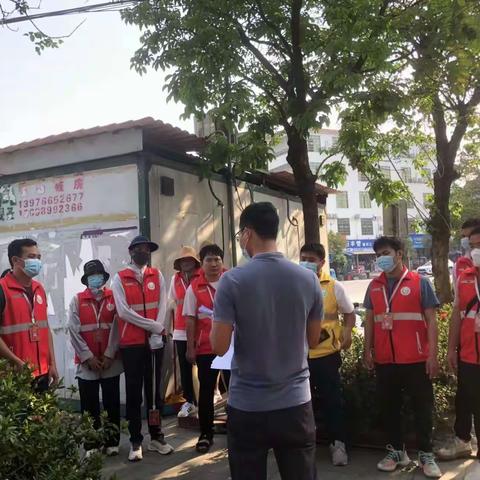 网格员开展校园周边安全护苗宣传活动