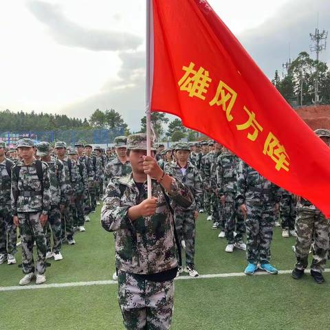 军姿飒爽，青春飞扬——德化职校2210艺术设计