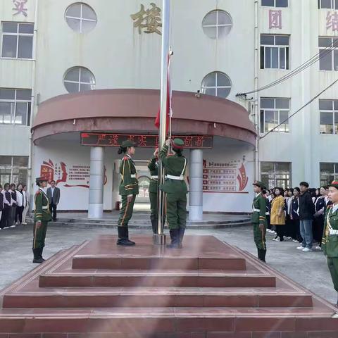 舞钢师范举行以“庆重阳”为主题的升旗仪式