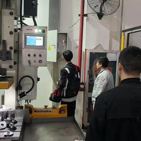 排隐患 守平安——蒋马山背社区开展企业电气安全隐患排查活动