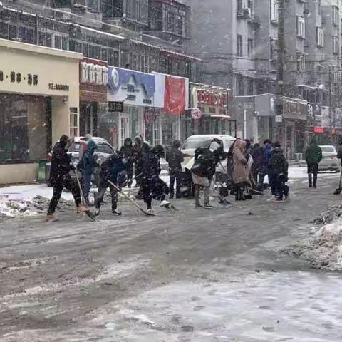 福民街道积极应对初雪保畅通