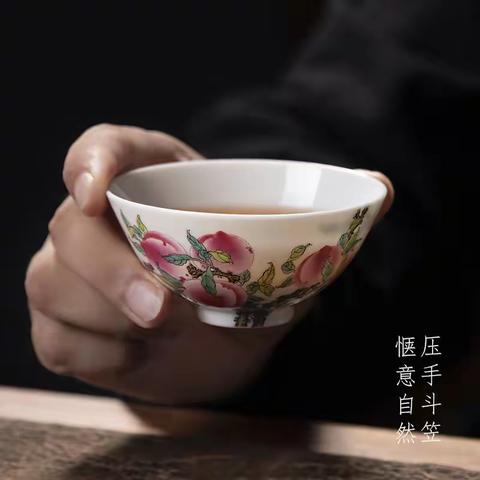 粉彩寿桃天地之气一杯茶需要一只称心如意杯