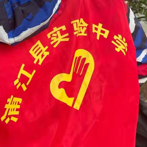 弯腰捡垃圾 江山更美丽