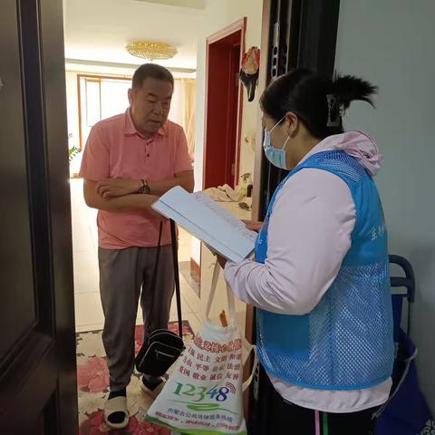 新城区东街街道河西社区8月7日开展垃圾分类入户宣传活动