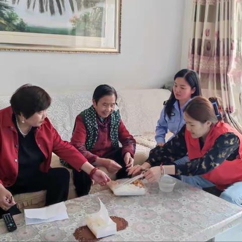 《为老服务 暖心陪伴》