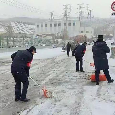 扫雪除冰在行动 为民服务显担当