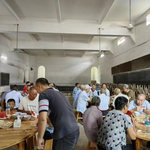 退役军人欢聚一堂，庆八一