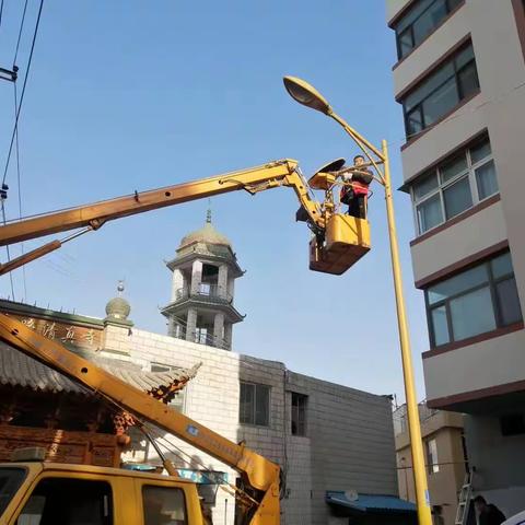 安装路灯暖民心 照亮群众幸福路