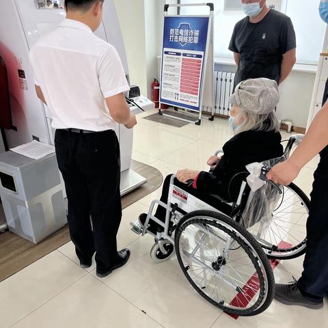 “服务暖人心，做人民满意的银行”