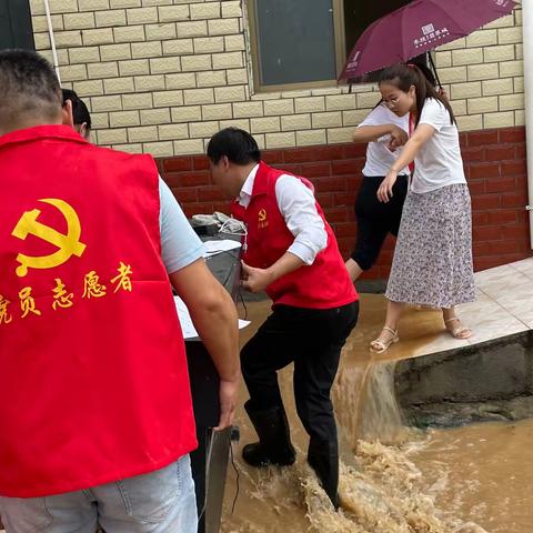 龙南市临塘学校：党建引领抗洪抢险工作