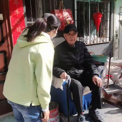 走访慰问独居老人，社区关怀暖人心