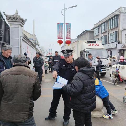 【登门入群 守护平安】固城派出所护学岗期间开展反诈宣传