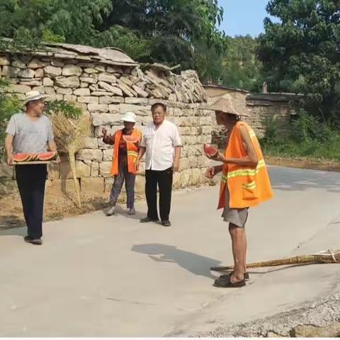 东阿镇杨山村开展“炎炎夏日送清凉 关怀沁人心”慰问活动