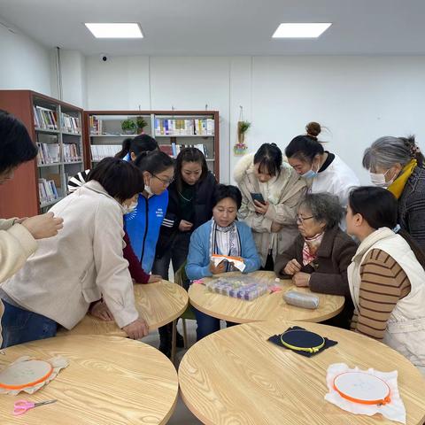 腊山南苑社区开展“花漾人生，‘绣’出精彩”三八节刺绣手工活动